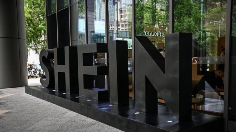 Le logo de la société de commerce électronique de mode rapide Shein à l'extérieur de ses bureaux à Guangzhou, dans le sud de la Chine, le 11 juin 2024. (Jade Gao/AFP via Getty Images)