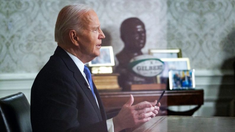 Le président américain Joe Biden prononce un discours d'adieu à la nation depuis le Bureau ovale de la Maison-Blanche à Washington, le 15 janvier 2025. (Samuel Corum/Getty Images)