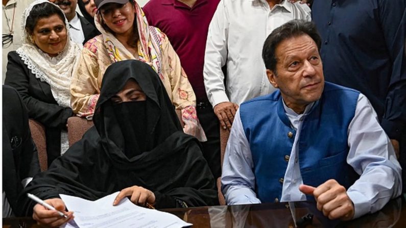 L'ancien Premier ministre pakistanais Imran Khan, à droite, et Bushra Bibi, son épouse, dans un bureau de la Haute Cour de Lahore à Lahore, au Pakistan, le 17 juillet 2023. (Photo par ARIF ALI/AFP via Getty Images)