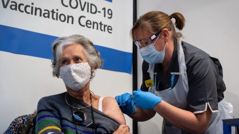 Doreen Brown, 85 ans, reçoit la première des deux doses du vaccin Covid-19 de Pfizer/BioNTech à l'hôpital Guy's, au début du plus grand programme de vaccination de l'histoire du Royaume-Uni, à Londres, le 8 décembre 2020. Victoria Jones - Pool / Getty Images