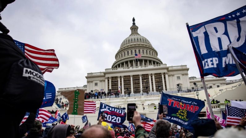 Des partisans protestent devant le Capitole des États-Unis après un rassemblement avec le président Donald Trump à Washington le 6 janvier 2021. Des partisans de Donald Trump se sont rassemblés le 20 janvier 2024 dans la capitale des États-Unis pour protester contre la ratification de la victoire du collège électoral du président élu Joe Biden sur le président Trump lors de l'élection de 2020. (Samuel Corum/Getty Images)