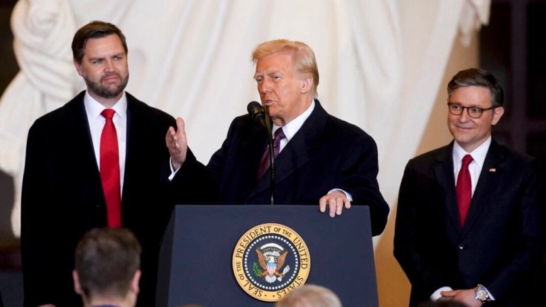 Le président Donald Trump s'exprime sous le regard du vice-président JD Vance dans l'Emancipation Hall après avoir prêté serment en tant que 47e président des États-Unis au Capitole de Washington, le 20 janvier 2025. (Alexander Drago/Pool/AFP via Getty Images)