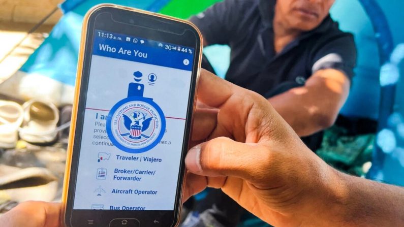 Un migrant montre l'application CBP One de l'agence des douanes et de la protection des frontières, à utiliser pour demander un rendez-vous pour demander l'asile, sur un téléphone à Ciudad Juarez, État de Chihuahua, Mexique, le 10 mai 2023. Gilles Clarenne/AFP via Getty Images