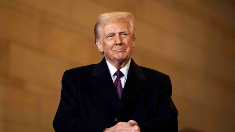 Le président américain Donald Trump attend de prendre la parole dans le Emancipation Hall lors des cérémonies d'investiture au Capitole américain à Washington, DC, le 20 janvier 2025. (GREG NASH/POOL/AFP via Getty Images)