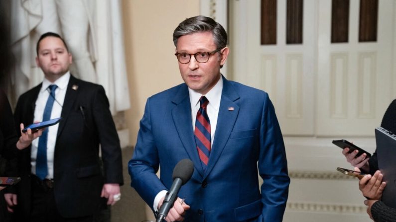 Le président de la Chambre des représentants, Mike Johnson, s'adresse aux journalistes sur la colline du Capitole à Washington le 19 décembre 2024. Allison Robbert/AFP via Getty Images