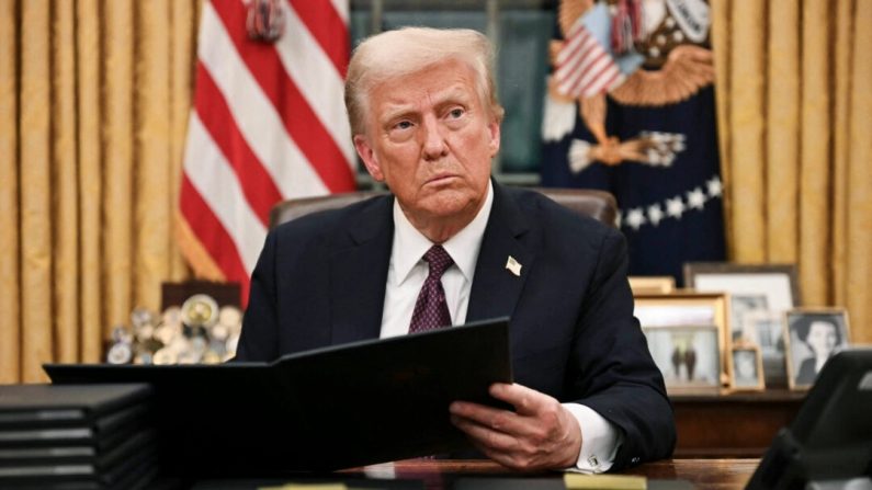 Le président Donald Trump signe un décret dans le Bureau ovale de la Maison-Blanche, le 20 janvier 2025. Jim Watson/AFP via Getty Images