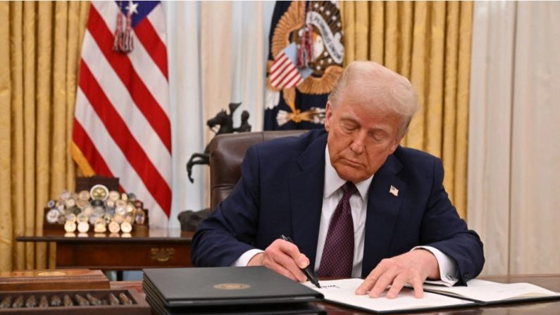 Le président Donald Trump dans le Bureau ovale de la Maison-Blanche à Washington, le 23 janvier 2025. (Roberto Schmidt/AFP via Getty Images)