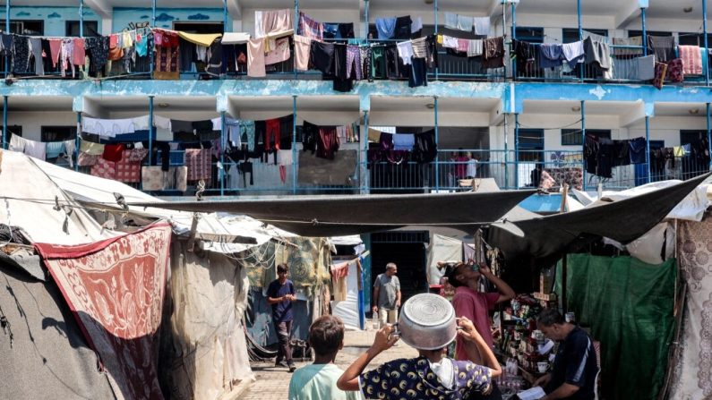 Une vue d'un camp de fortune pour les personnes déplacées par le conflit dans une école gérée par l'UNRWA à Deir el-Balah dans le centre de la bande de Gaza, le 9 septembre 2024. Eyad Baba/AFP via Getty Images