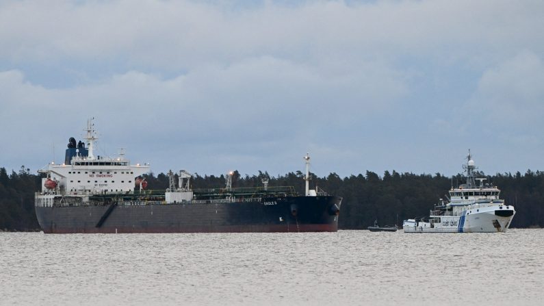 Un navire des garde-côtes finlandais (à dr.) surveille le pétrolier Eagle S ancré près du port de Kilpilahti à Porvoo, dans le golfe de Finlande, le 30 décembre 2024. (JUSSI NUKARI/Lehtikuva/AFP via Getty Images) 