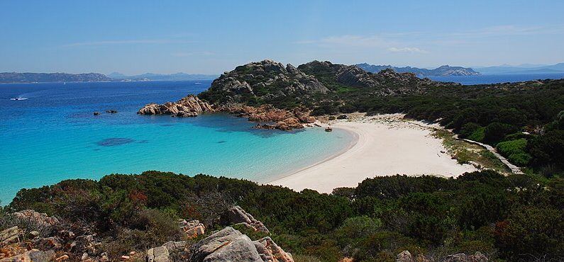 Mauro Morandi a gardé l'île de Budelli en Sardaigne pendant 32 ans. (Crédit : trevis_lu / Luca Giudicatti)