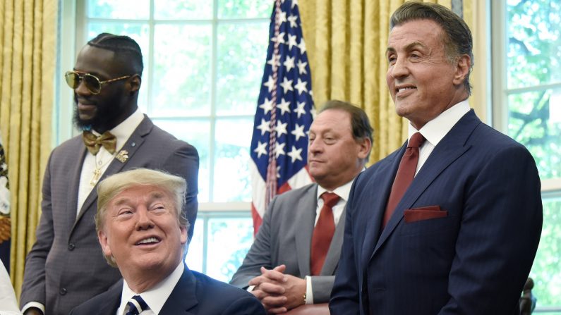 L'acteur Sylvester Stallone et le président américain Donald Trump dans le bureau ovale de la Maison-Blanche en 2018 (Olivier Douliery-Pool/Getty Images)