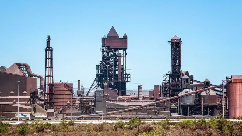 L'usine Arcellor Mittal Saldanha Steel, menacée de fermeture, dans la baie de Saldanha, à environ 175 km au nord du Cap, le 21 novembre 2019. (Rodger Bosch/ AFP via Getty Images)