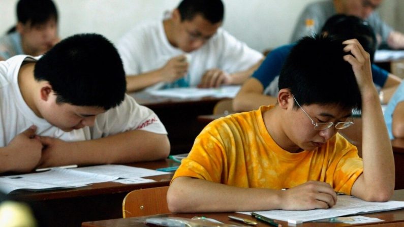 Des élèves participent à l'examen d'entrée à l'université dans une salle d'examen d'un collège à Xian, dans la province de Shaanxi, en Chine, le 7 juin 2005. (China Photos/Getty Images)