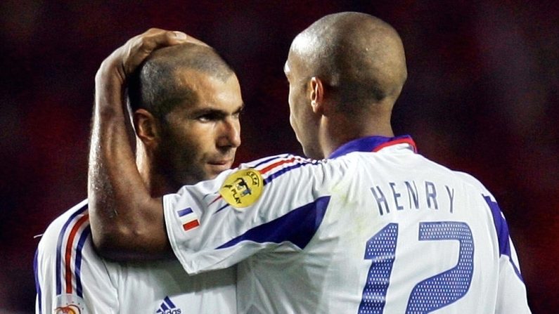 Thierry Henry, a estimé mardi que Zinédine Zidane "méritait" de succéder au sélectionneur Didier Deschamps qui a annoncé son départ après la Coupe du monde 2026. (Photo : FRANCK FIFE/AFP via Getty Images)