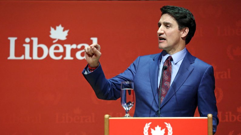 Le Premier ministre canadien Justin Trudeau s'adresse aux donateurs lors de la fête de Noël du Club Laurier au Musée canadien de l'histoire à Gatineau, au Québec, le 16 décembre 2024. (DAVE CHAN/AFP via Getty Images)