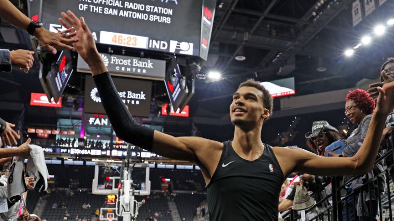 "Wemby" est arrivé dans la salle du Palais des sports Maurice Thorez de Nanterre, pour une folle semaine marquée de deux rencontres des Spurs contre Indiana en NBA. (Photo : Ronald Cortes/Getty Images)