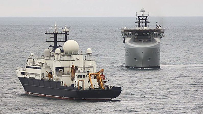 Le RFA Proteus (à d.) se rapproche du Yantar en mer d'Irlande en novembre dernier. (Crédit photo : Navy Lookout sur X)  