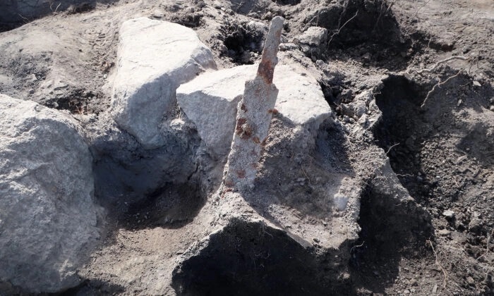 Des archéologues découvrent deux épées de la période Viking sur un site suédois vieux de 1200 ans