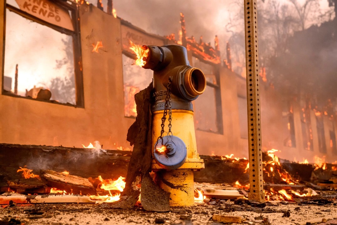 Problèmes de pression des bouches d'incendie en Californie : le gouverneur exige une enquête indépendante