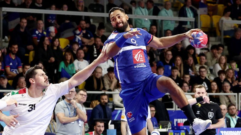 L'équipe de France de hand a bouclé sa préparation au Mondial, qui débute mardi, par une deuxième victoire en autant de matches vendredi contre le Portugal (44-38) à Strasbourg. (Photo : FREDERICK FLORIN/AFP via Getty Images)