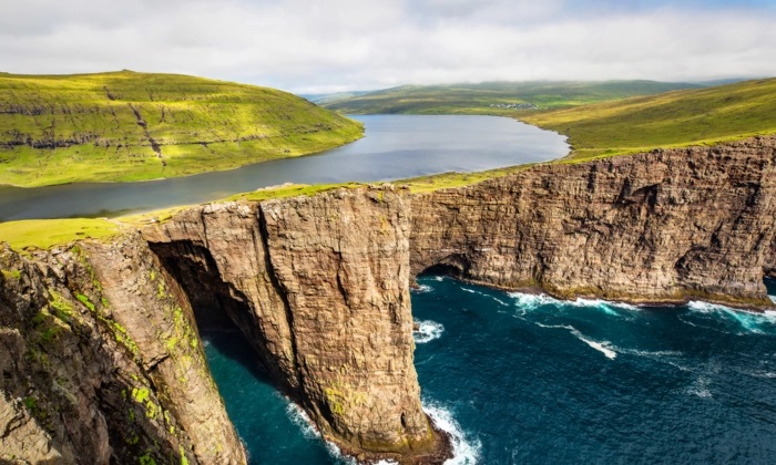 Le lac Sørvágsvatn surplombe l'océan et constitue l'une des plus incroyables illusions d'optique de la nature