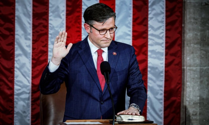 Le nouveau président de la Chambre des représentants, le républicain Mike Johnson, prête serment après l'élection de la Chambre des représentants au Capitole de Washington, le 25 octobre 2023. (Chip Somodevilla/Getty Images)