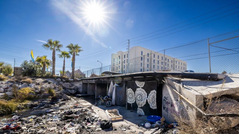 L'entrée d'un tunnel d'évacuation des eaux menant au Strip de Las Vegas abrite un grand nombre de sans-abri à Las Vegas le 14 novembre 2024. (John Fredricks/Epoch Times)