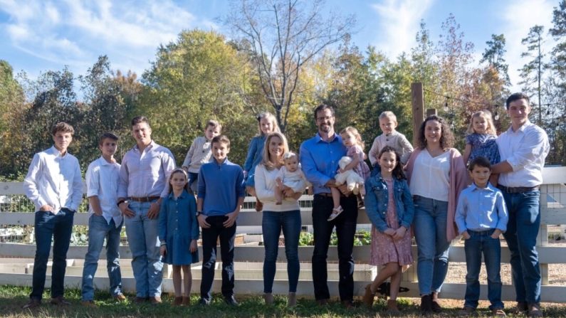 Les Gallagher ont trouvé un système qui permet à leur famille de fonctionner sans problème, même avec 16 enfants (15 sur la photo). (Crédit photo Conor Gallagher)