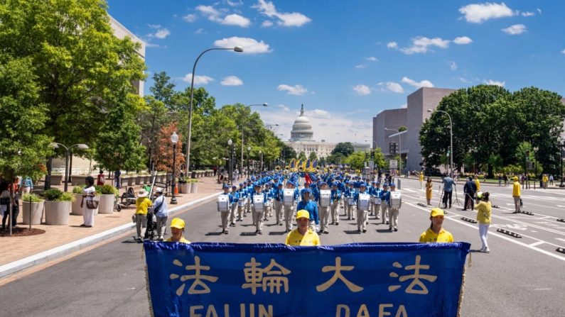 Les pratiquants du Falun Gong défilent lors d'une parade appelant à la fin des 25 années de persécution du Falun Gong en Chine par le Parti communiste chinois, sur le National Mall à Washington, le 11 juillet 2024. (Madalina Vasiliu/Epoch Times)