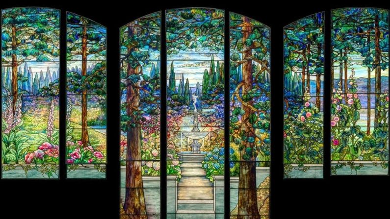 Le vitrail en trois parties Garden Landscape des studios Tiffany pour Linden Hall, 1912, par Agnes F. Northrop. Le magnifique vitrail a été acquis par le Met en décembre 2023 et exposé en novembre 2024. (Crédit photo Met)