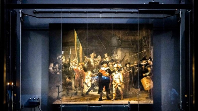 Le musée Rijksmuseum a remonté La Ronde de nuit de 1642 dans le cadre de "l'Opération Ronde de nuit", la plus grande restauration jamais menée sur le tableau de Rembrandt. Grâce à une technologie de pointe, le musée peut déterminer la meilleure façon de préserver le chef-d'œuvre pour les générations futures. (REMKO DE WAAL/Getty Images)