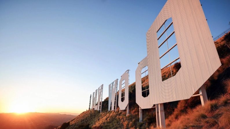 Le soleil se couche sur le site historique des lettres "Hollywood" lors du 100e anniversaire de sa création. (Mario Tama/Getty Images)
