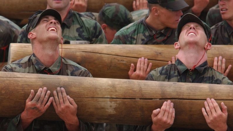 Des élèves de la Navy SEAL suivent un entraînement physique à Coronado, en Californie, le 22 juin 2003. Photographe de 2e classe Eric S. Logsdon/U.S. (Navy via Getty Images)