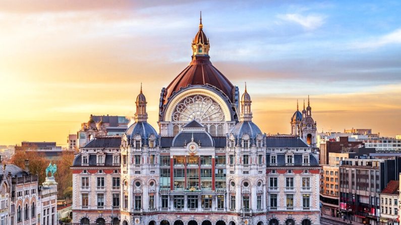 La tour centrale en forme de dôme, avec son imposante imposte, et les deux tours plus petites sont les principaux éléments distinctifs de l'extérieur de la gare centrale d'Anvers. La grandeur de la structure est particulièrement visible dans le toit en cuivre nervuré qui couvre le dôme et la coupole dorée qui le surplombe. Une imposte décorative en verre et en fer permet à la lumière naturelle d'inonder l'intérieur du hall d'entrée historique. (Sean Pavone/Shutterstock)
