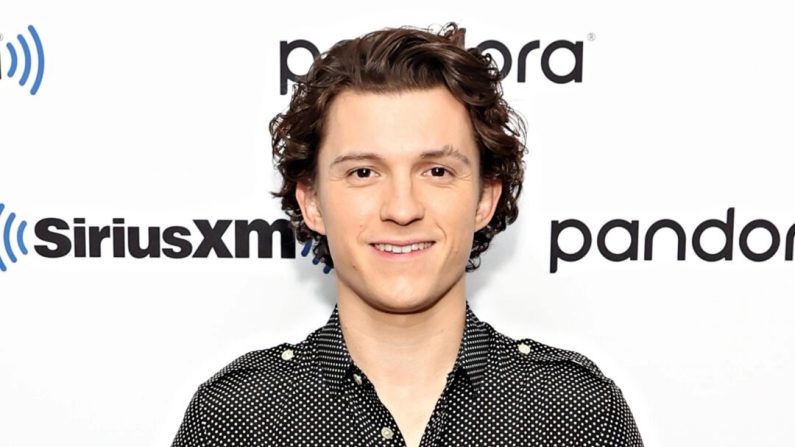 Tom Holland assiste à l'assemblée générale de SiriusXM avec les acteurs de « Spider-Man : No Way Home » à New York le 10 décembre 2021. (Cindy Ord/Getty Images pour SiriusXM)