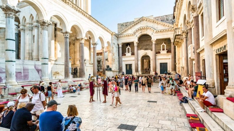 La place principale de Split, en Croatie, était autrefois le vestibule du grand palais romain de Dioclétien. (Addie Mannan, Rick Steves' Europe)