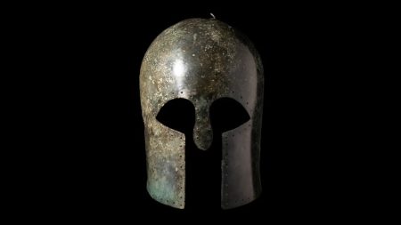 Un casque grec de combat rare et incroyablement bien conservé après 2500 ans vendu aux enchères