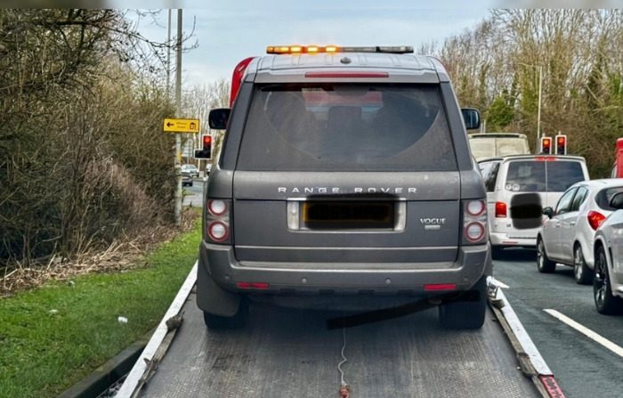 Le 30 décembre 2024, la police locale a découvert que le conducteur sexagénaire d’un Range Rover conduisait sans permis valide depuis 49 ans. (Crédit photo : police du Lancashire sur X)