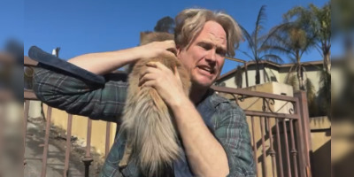 Casey Colvin, un habitant de Los Angeles, a retrouvé son chien Oreo le 12 janvier 2025. L’animal a survécu durant cinq jours parmi les décombres et malgré les incendies qui ravageaient la région.  (Crédit photo : Instagram Liz Kreutz)