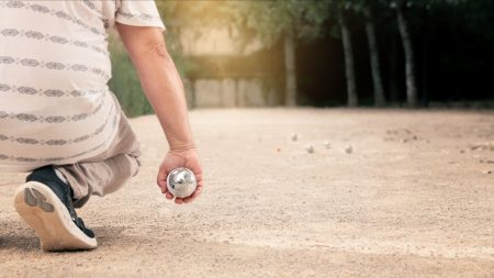 Pétanque : les boulistes ont désormais l’interdiction de jouer en jean ou en pantalon de ville