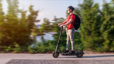 Port du casque, amendes salées… Barcelone durcit ses règles pour les trottinettes électriques