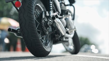 Marseille : un jeune homme de 25 ans tente une roue arrière en moto et se tue