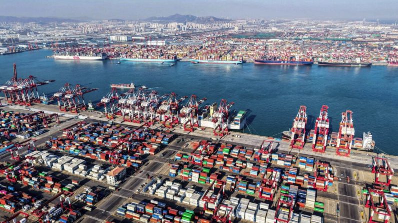 Des conteneurs d'expédition et des grues à portique sont vus dans le port de Qingdao, dans la province de Shandong, dans l'est de la Chine, le 26 décembre 2024. (STR/AFP via Getty Images)