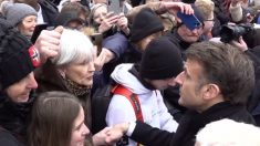 « Je n’ai jamais vu un foutoir pareil » : une femme de 81 ans interpelle Emmanuel Macron en plein bain de foule