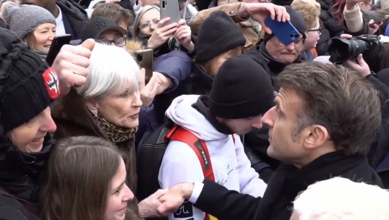 "Je n'ai jamais vu un foutoir pareil" : une femme de 81 ans interpelle Emmanuel Macron en plein bain de foule