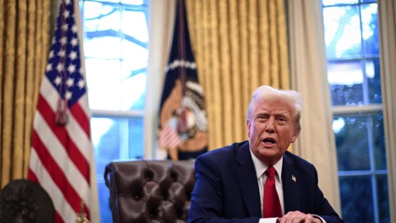 Le président Donald Trump s'adresse aux journalistes dans le bureau ovale de la Maison-Blanche à Washington le 30 janvier 2025. (Roberto Schmidt/AFP via Getty Images)