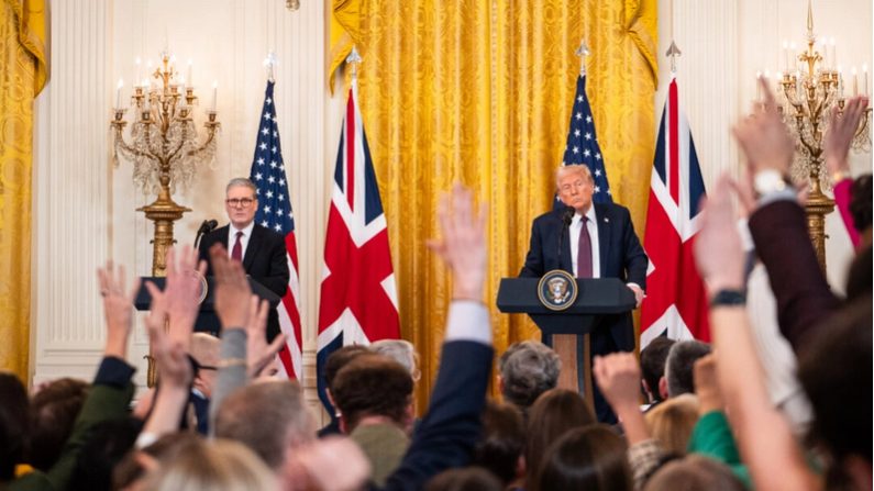 Le Premier ministre britannique Keir Starmer (à g.) et le président américain Donald Trump s'expriment lors d'une conférence de presse conjointe à la Maison Blanche le 27 février 2025. Madalina Vasiliu/The Epoch Times