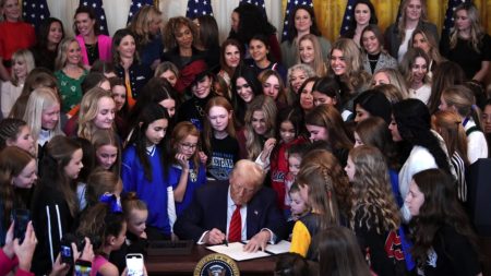 Donald Trump signe un décret pour interdire aux hommes de participer aux compétitions féminines