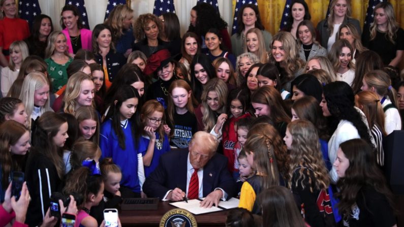 Le président Donald Trump, accompagné de femmes athlètes, signe le décret « Pas d'hommes dans les sports féminins » dans la salle Est de la Maison-Blanche, le 5 février 2025. (Andrew Harnik/Getty Images)