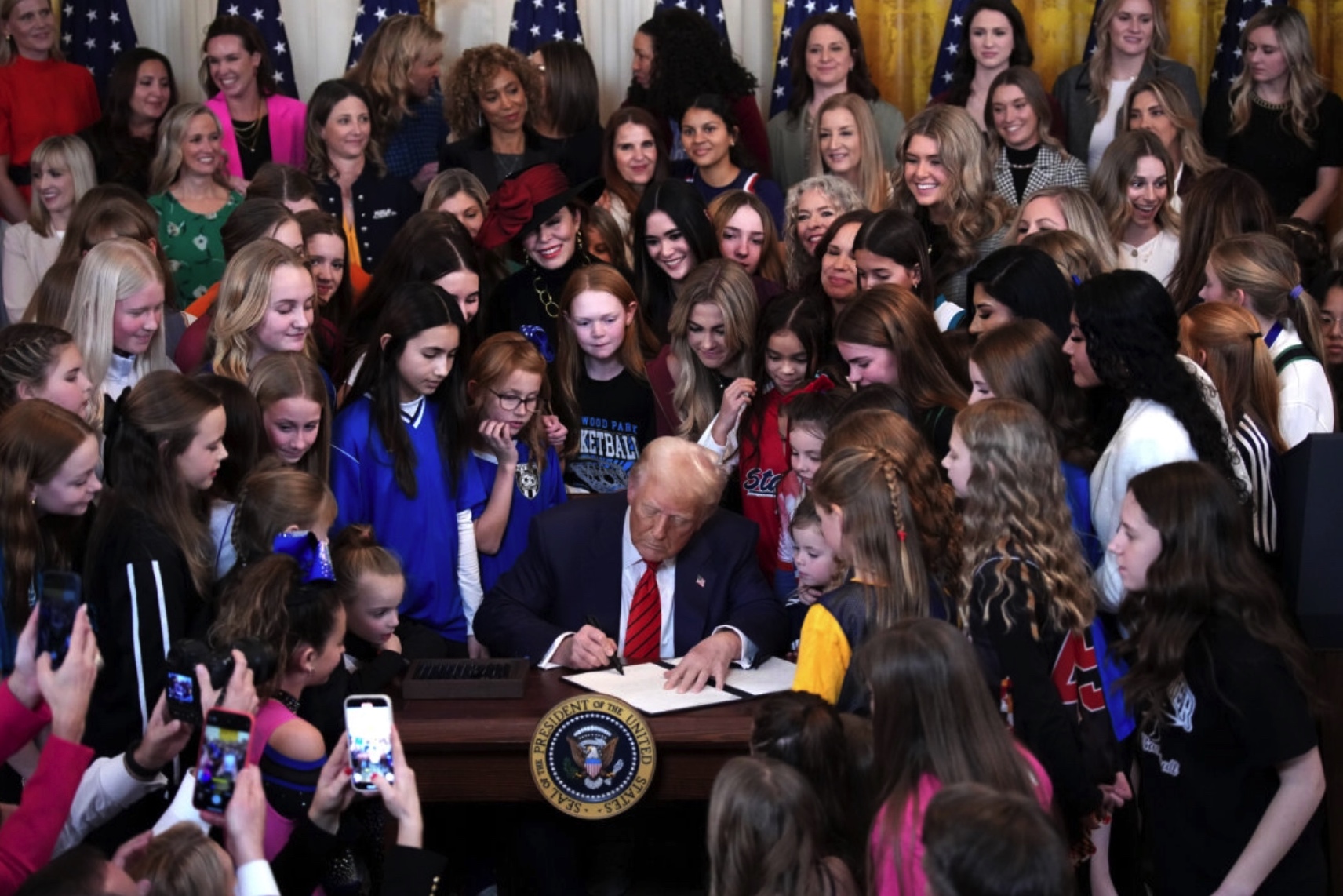 Donald Trump signe un décret pour interdire aux hommes de participation aux compétitions féminines